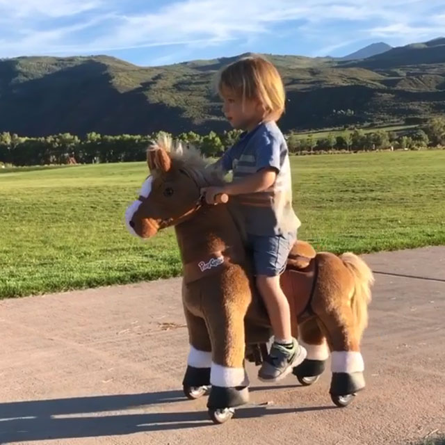 Cowgirl Spaß auf ihrem kleinen Pony