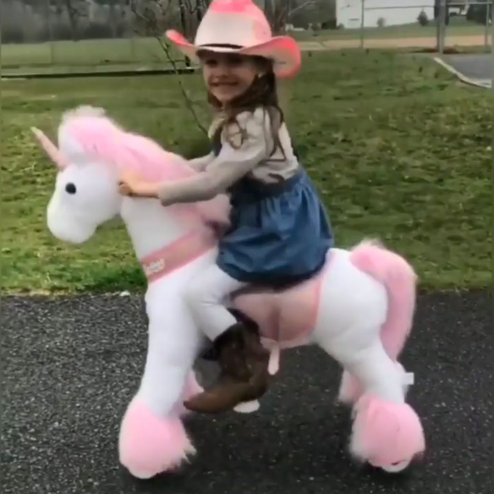 Cowgirl mit ihrem laufenden Einhorn-Spielzeug